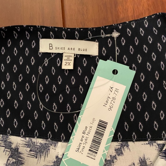 Skies are Blue split neck top - Picture 3 of 4